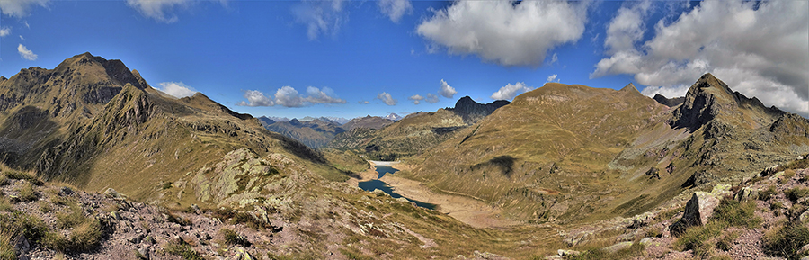 Scendendo da Cima di Mezzeno al Passo dei Laghi Gemelli ampia vista panoramica sui Laghi e i suoi monti